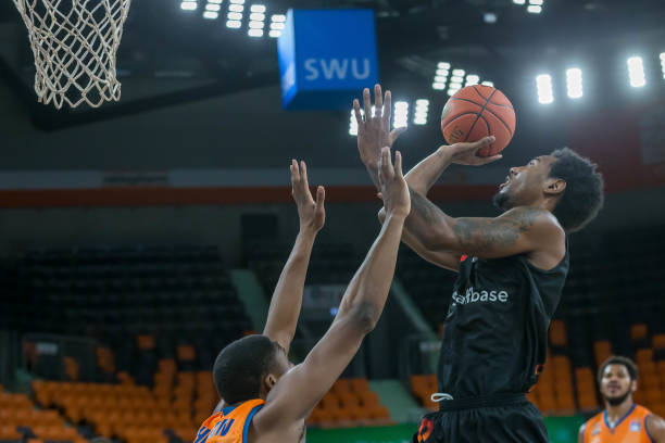 背后更是国 背后更是国